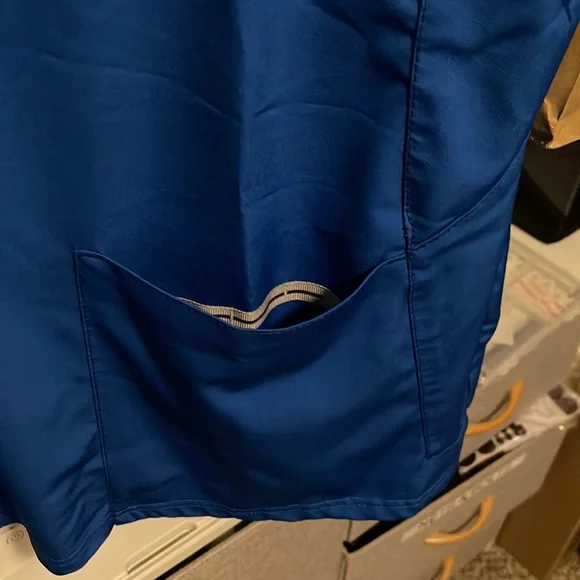 Wonderwink HP scrub top. ROYAL BLUE 3X - Picture 4 of 4